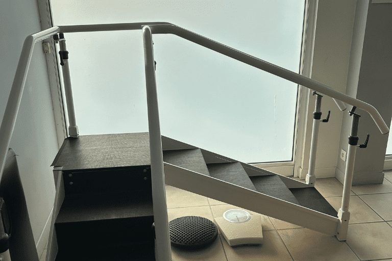 Escalier de rééducation fonctionnelle avec rampes de maintien pour l'entraînement à la marche